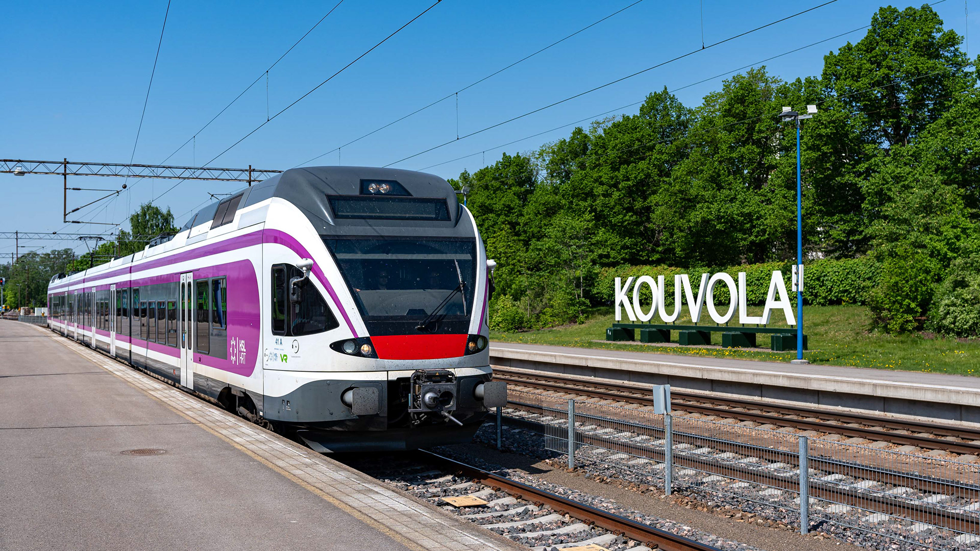 HSL:n lähiliikennejuna Sm5 kalustonsiirrossa Ilmalan ratapihalta Kouvolan asemalle. (25.5.2024)