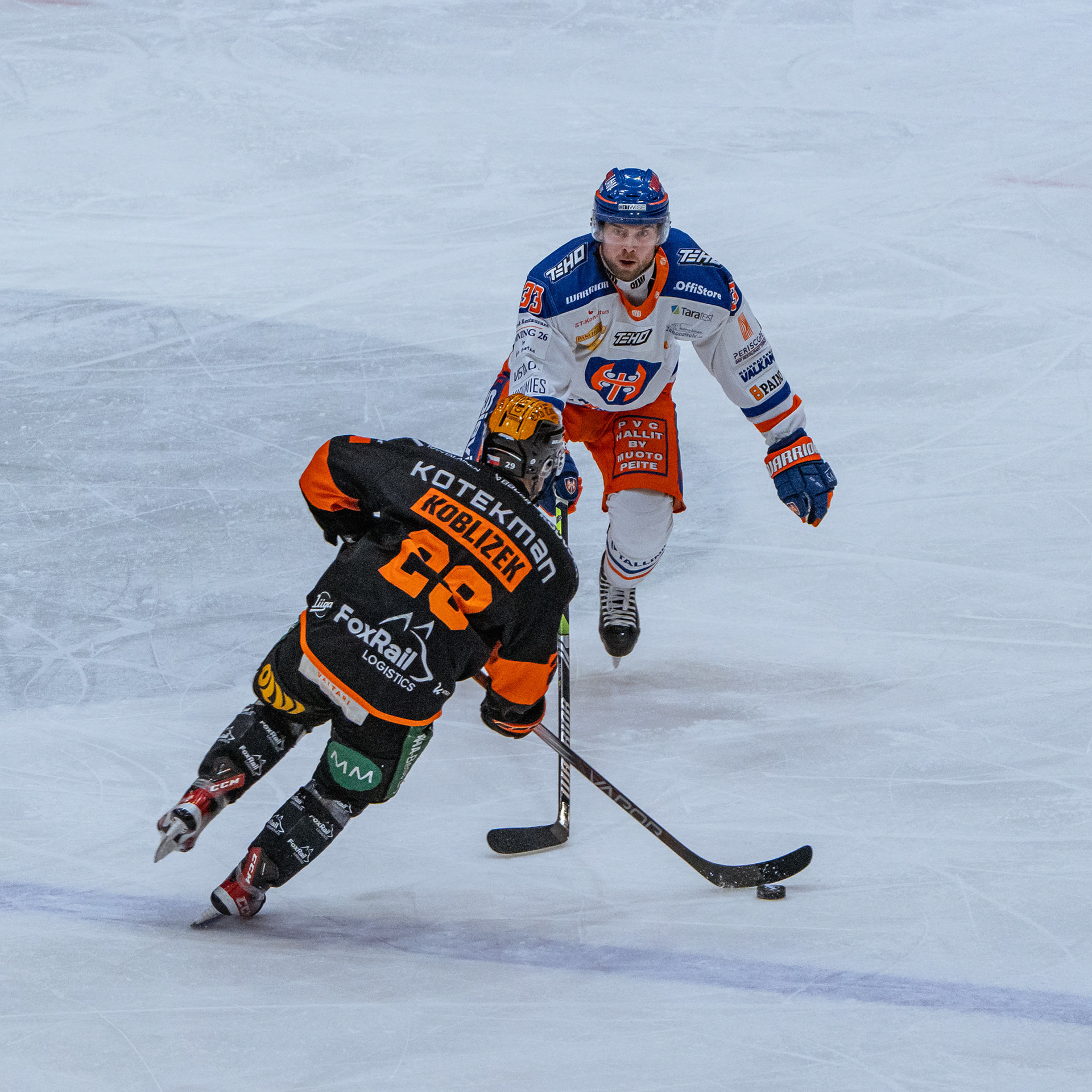 Kookoon Radek Koblizek hyökkää ja Tapparan Veli-Matti Viittasmäki puollustaa