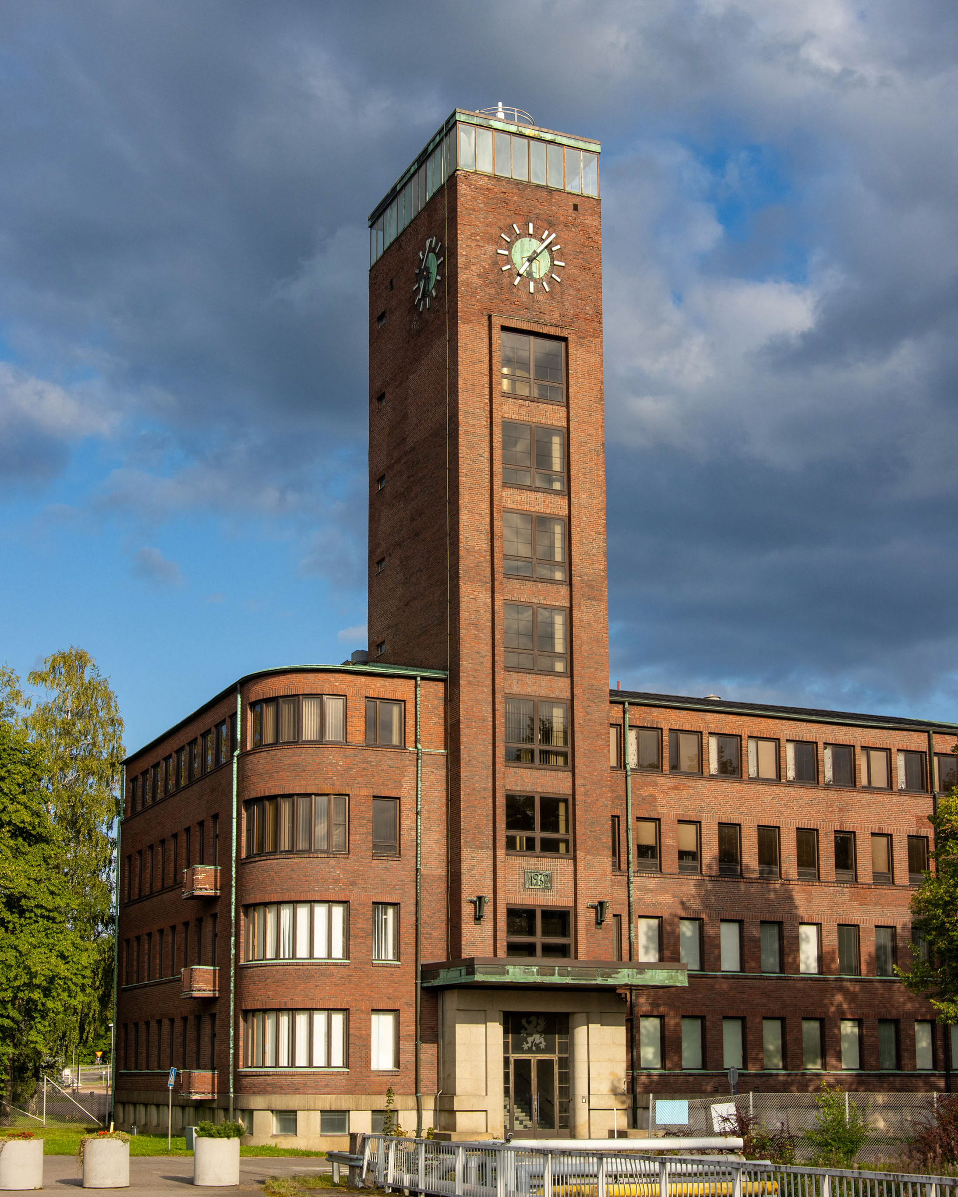 Arkkitehti Bertel Liljequistin suunnittelema Kymiyhtiön entinen pääkonttorirakennus, joka valmistui vuonna 1933. Muista tehdasalueen rakennuksista poikkeavasti tummemmasta tiilestä rakennettua konttorirakennusta kutsutaan myös nimellä Griffin house. (8.2023)