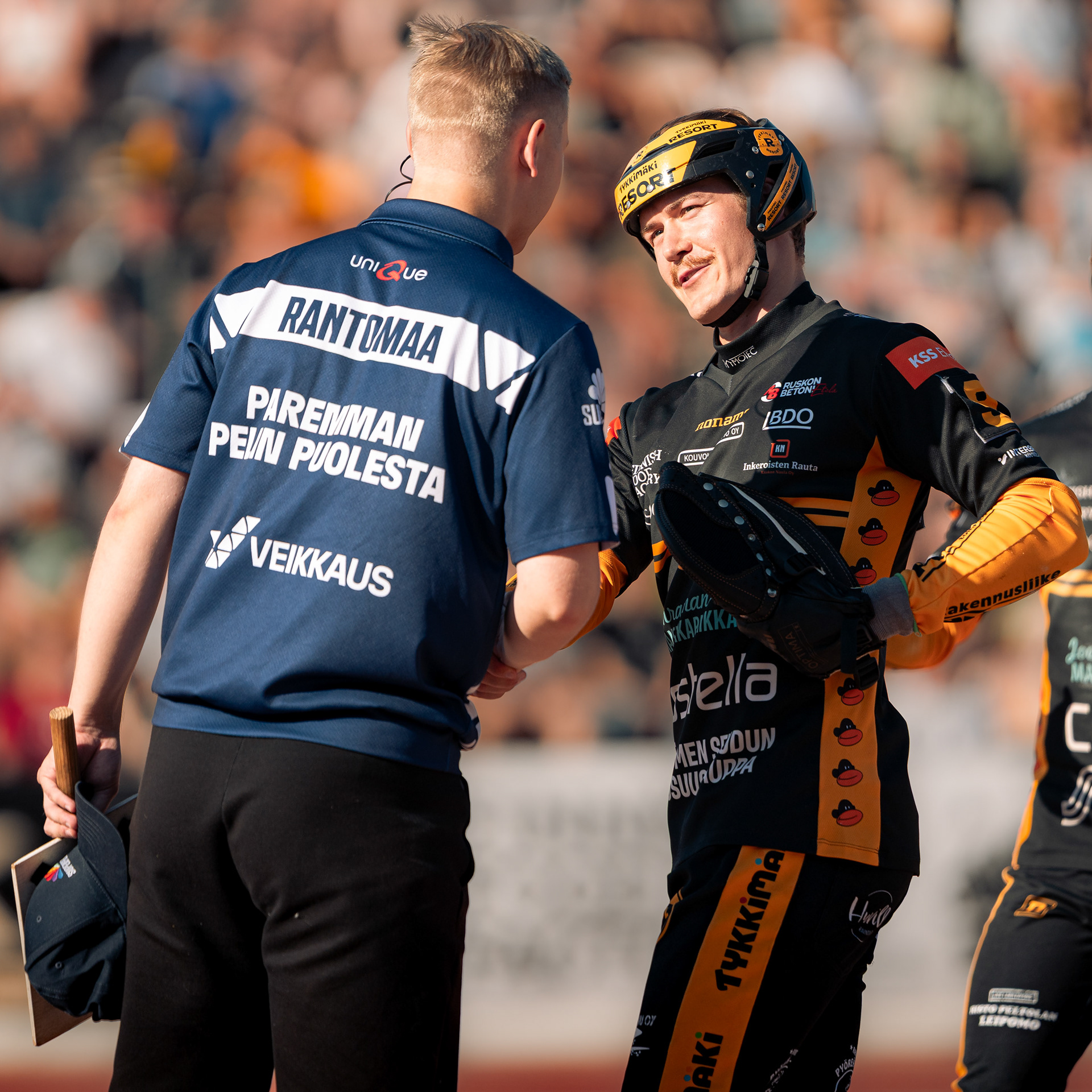 Valtteri Luoma tervehtimässä ottelun tuomari Rantomaata.