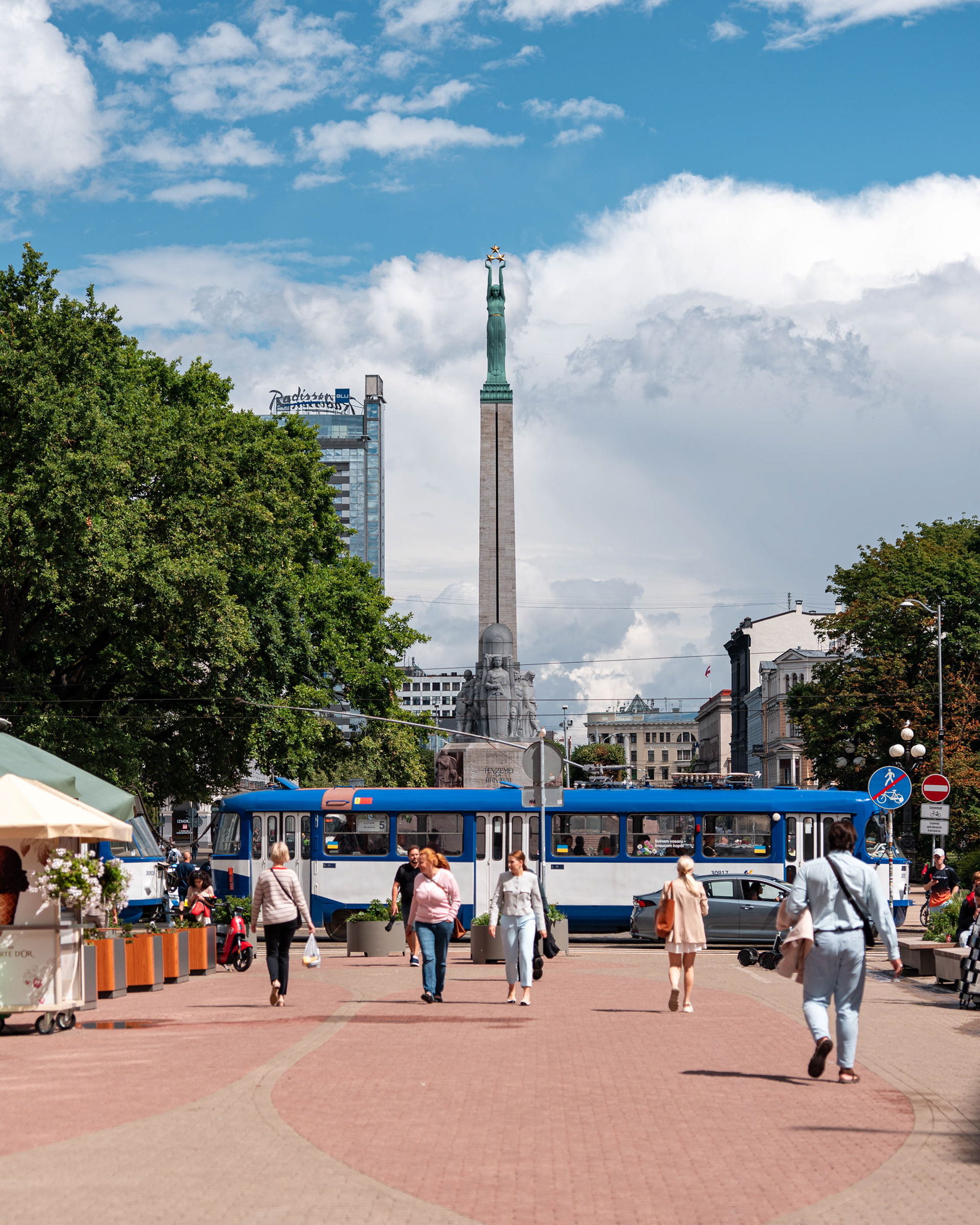 Vanhan kaupungin kävelykatu, taustalla vapauden muistomerkki