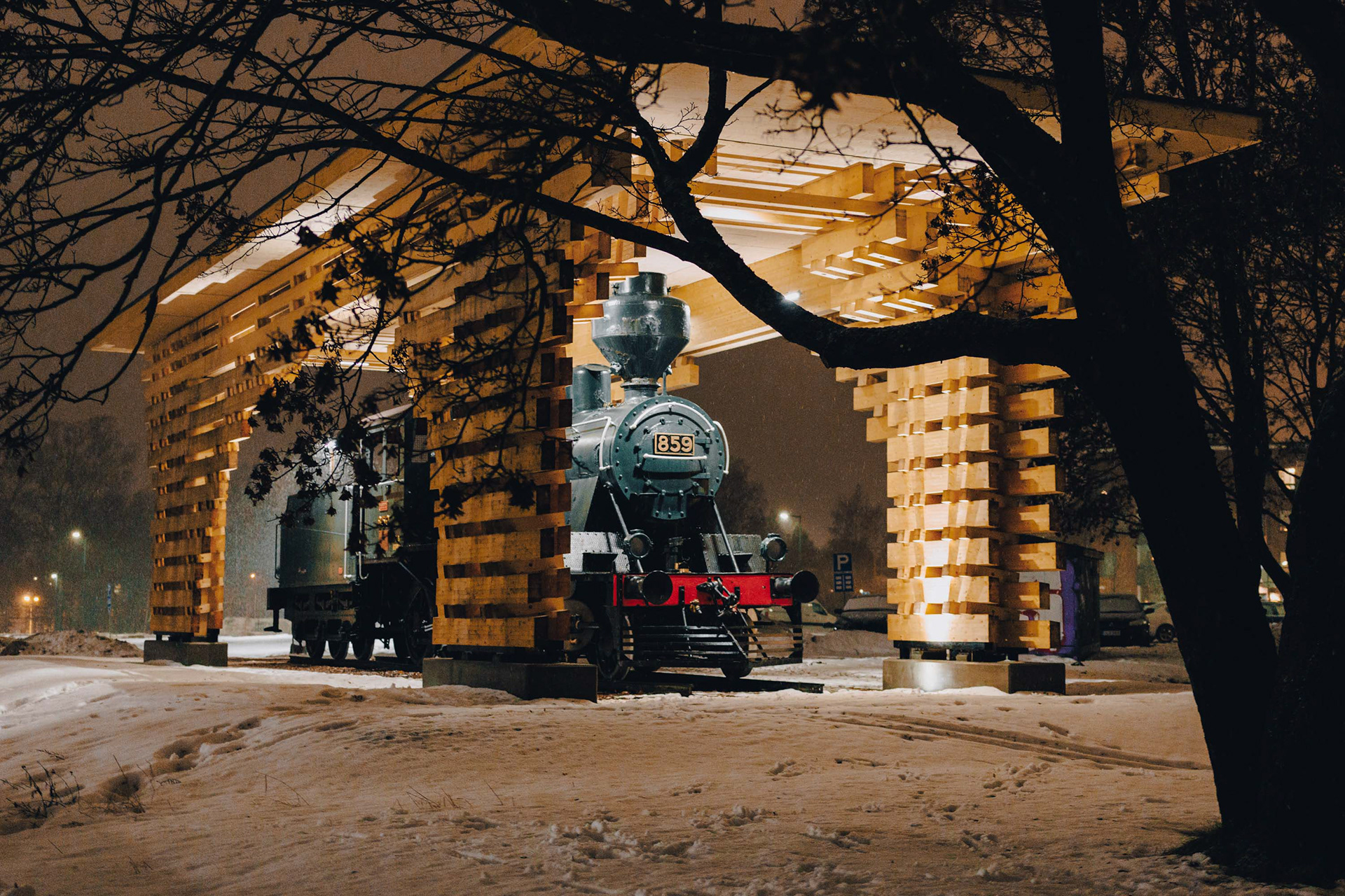 Ruuhveltti uudessa vuonna 2022 valmistuneessa katoksessaan Halkotorin parkkialueen ja rautatieaseman raiteiden välissä.