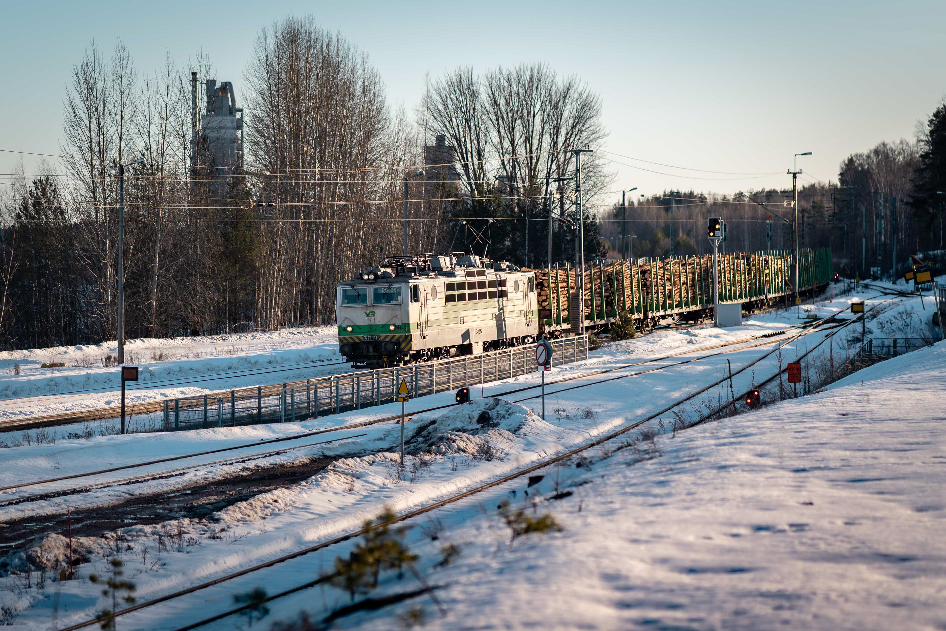 Sr1-sähköveturin vetämä tukkijuna matkalla Kouvolan lajittelusta Joutsenon sellutehtaalle. Kuvassa juna on saapumassa Lappeenrannan asemalle (7.3.2026)