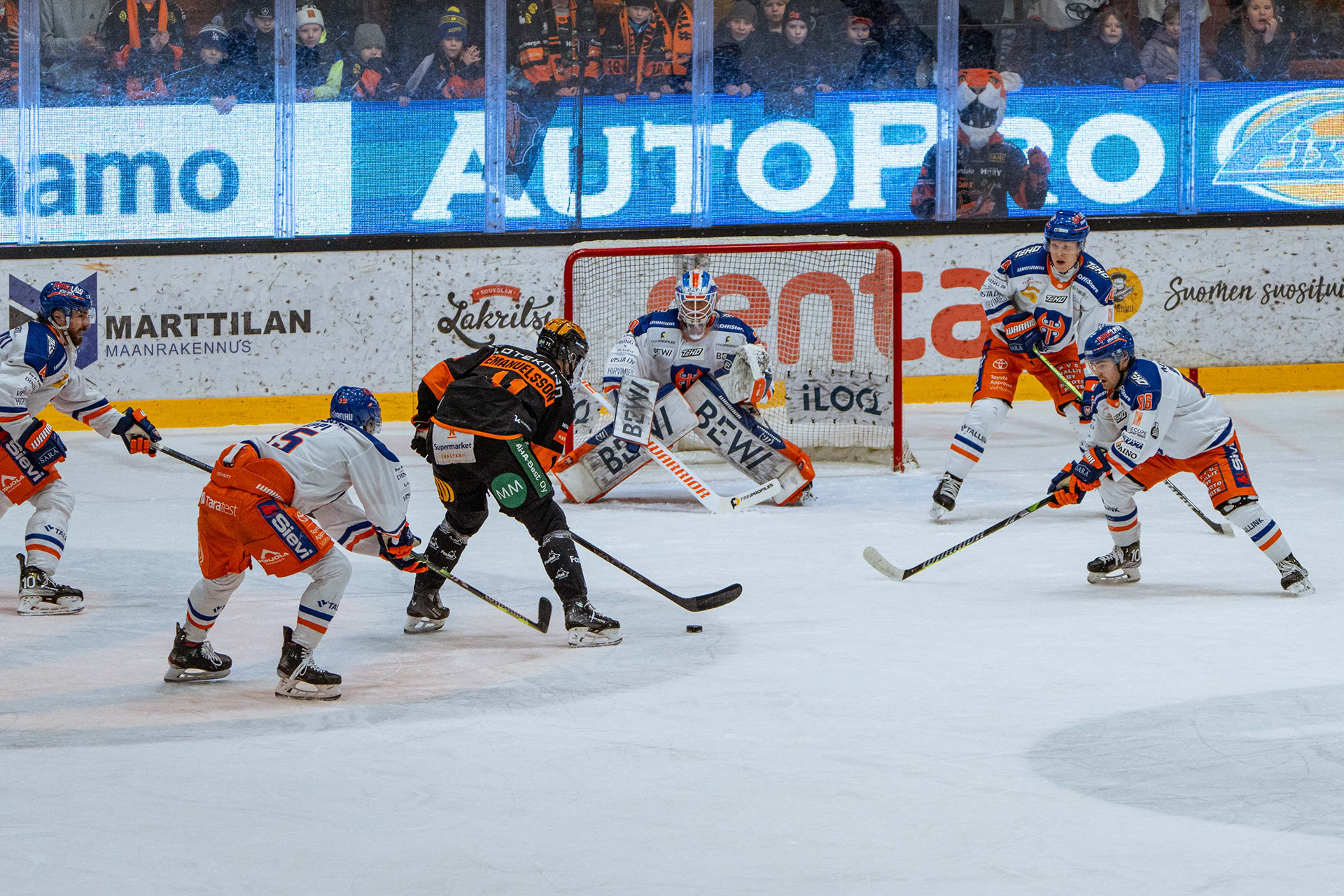 KooKoon Petter Emanuelsson pääsee yksin hyvään vetopaikkaan