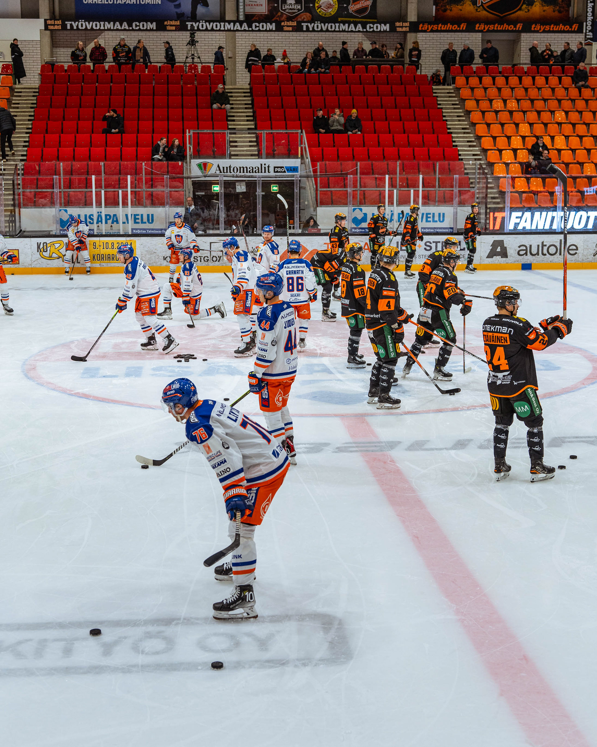 Molempien joukkueiden pelaajat lämmittelevät ennen ottelun alkua