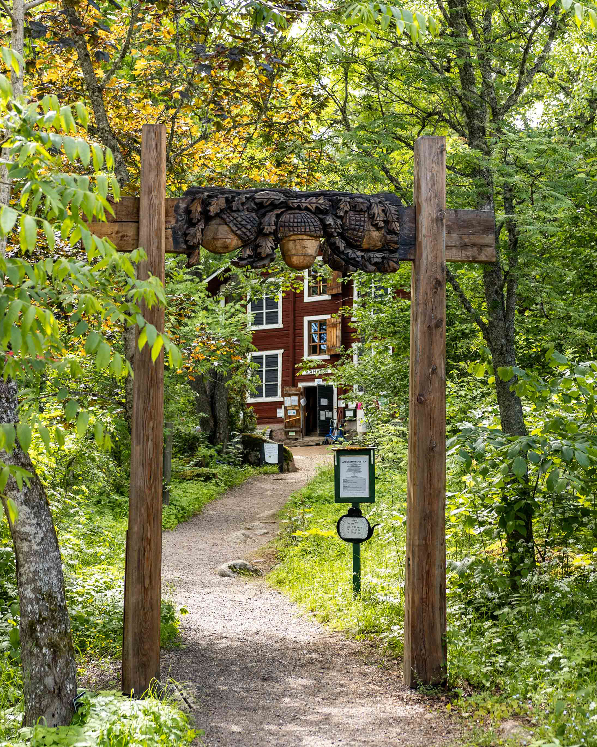 Koristeellinen sisäänkäynti puistokahvilan pihalle.