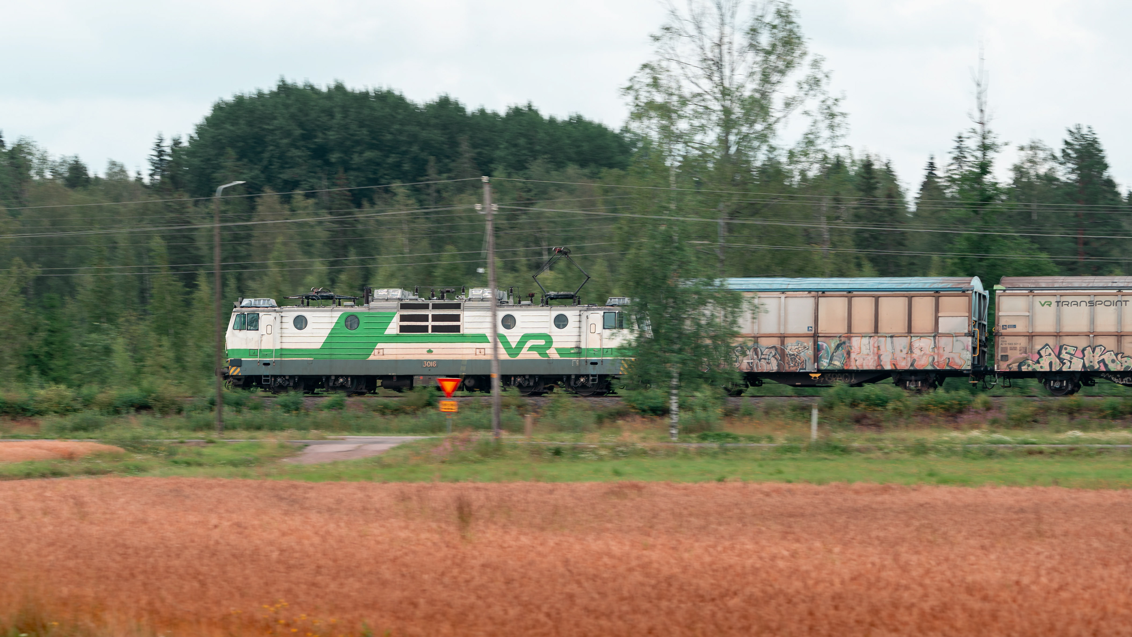 Sr1-sähköveturin vetämä tavarajuna Koriansuoralla matkalla Hangosta Inkeroisiin. (2.8.2025)