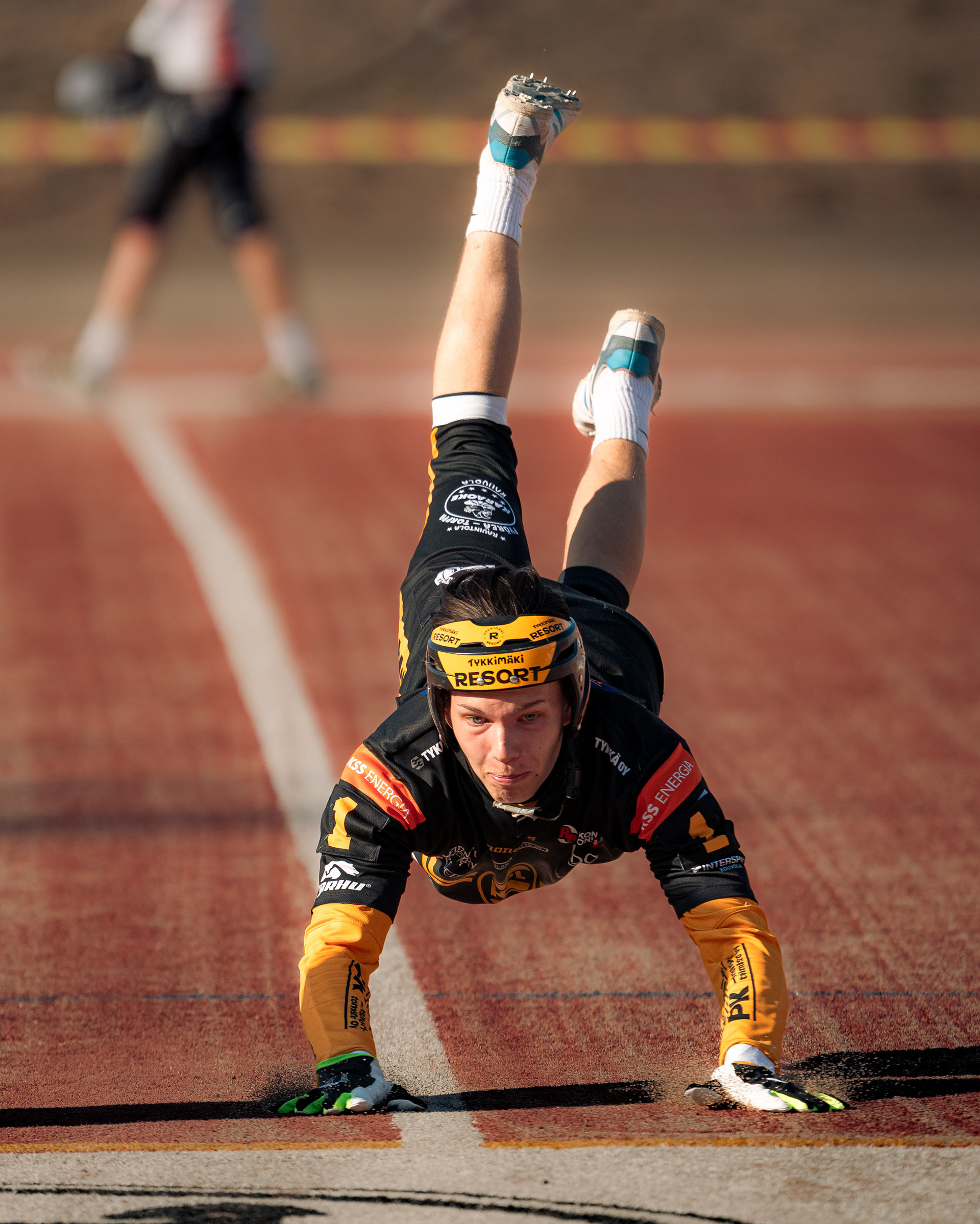 Kenttäaho syöksymässä kolmospesään.