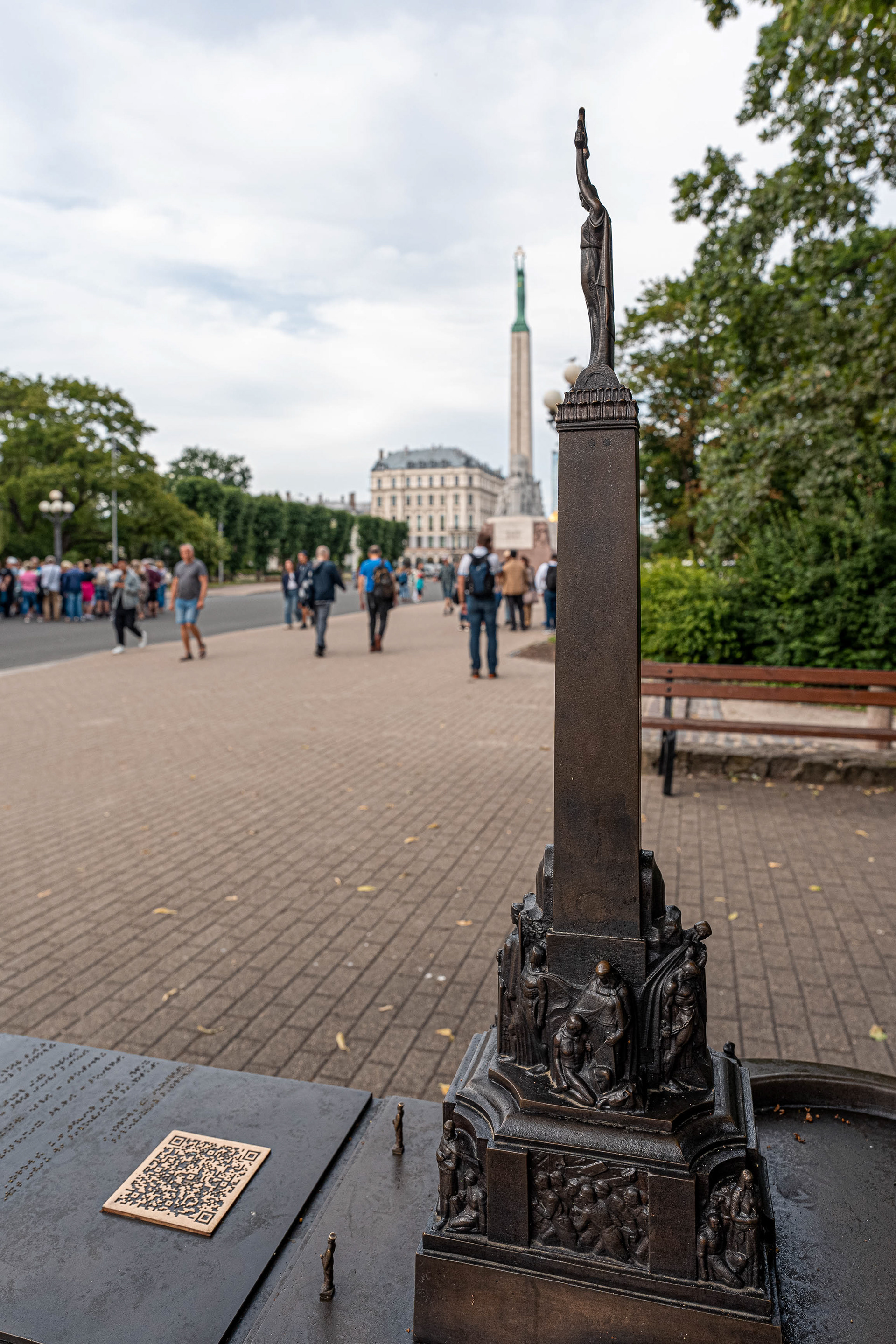 Aukion reunassa oleva pienoismalli taustalla näkyvästä Vapauden muistomerkistä