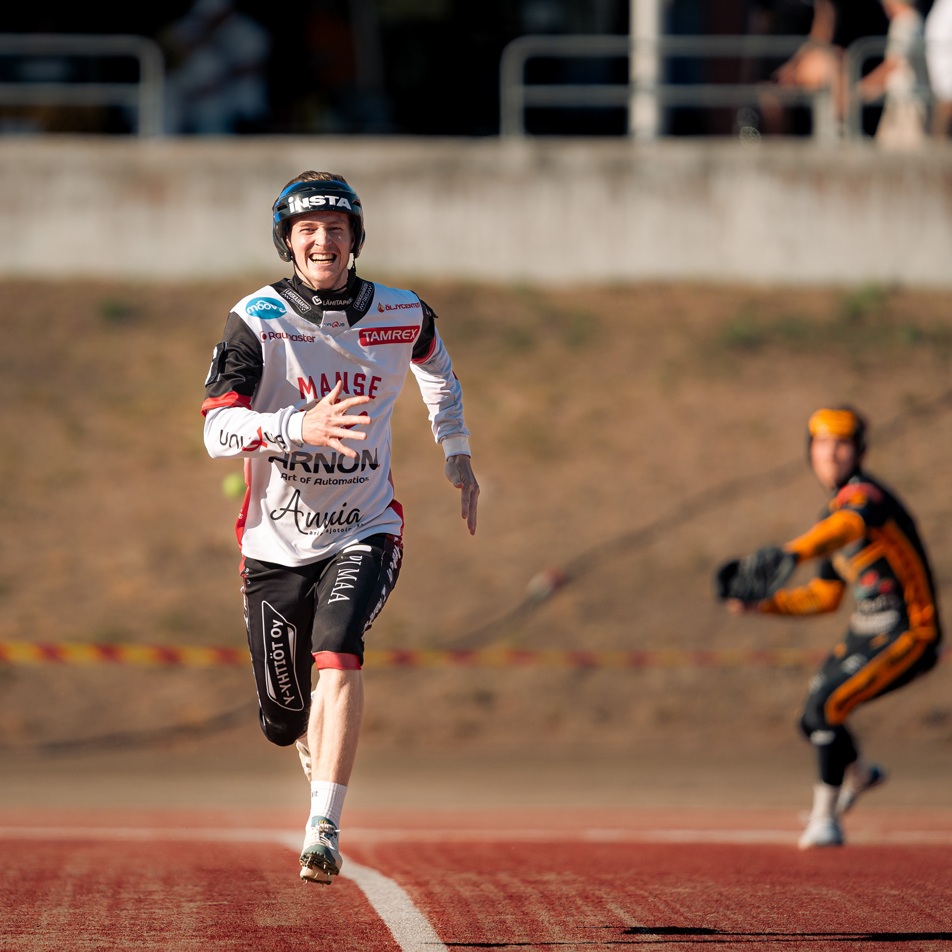 Tomi Lehtonen juoksemassa kolmospesälle.