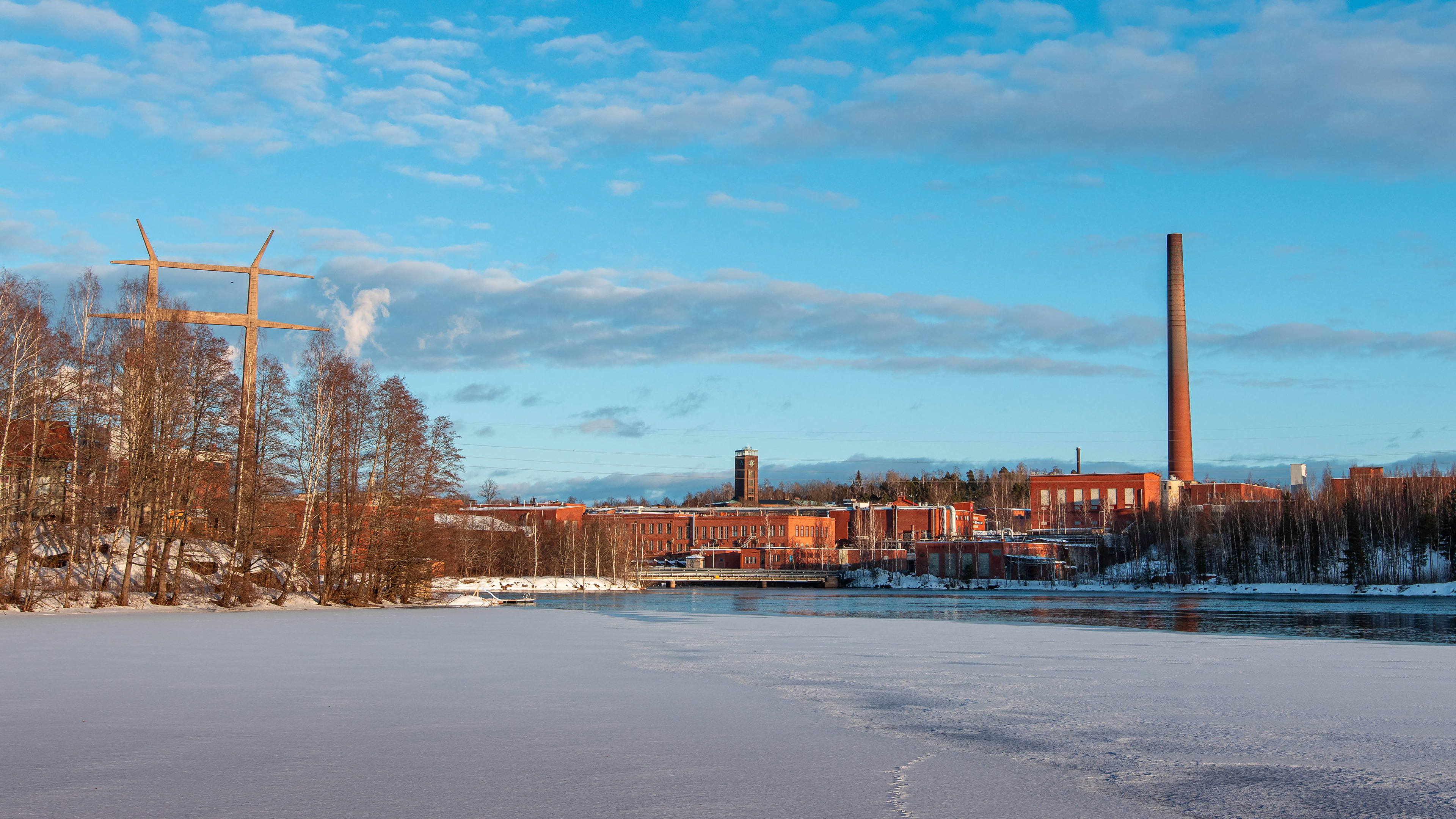Näkymä Kymin tehdasalueelle idästä päin (3.2022)
