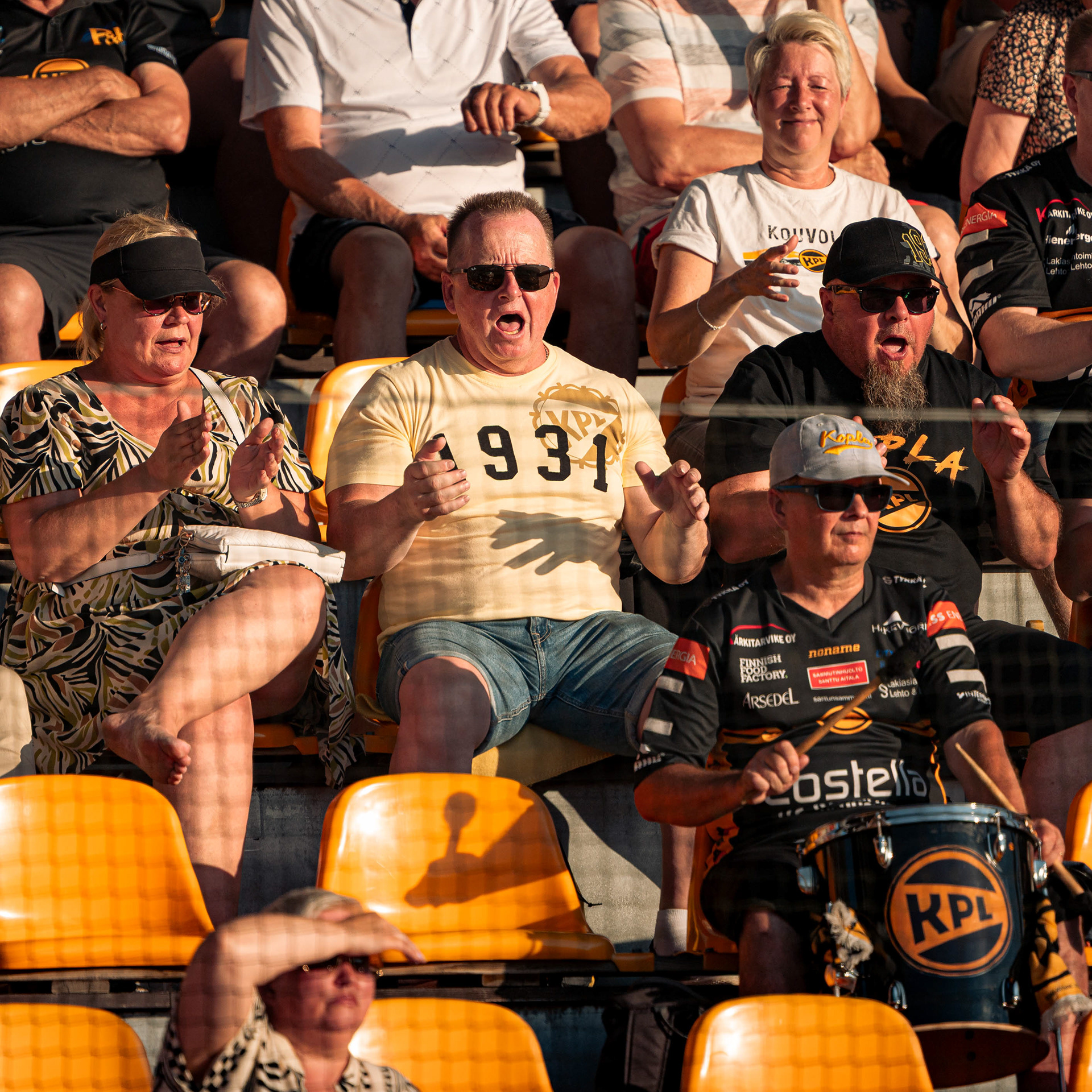 Ottelun yleisö kannustamassa kotijoukkuetta.