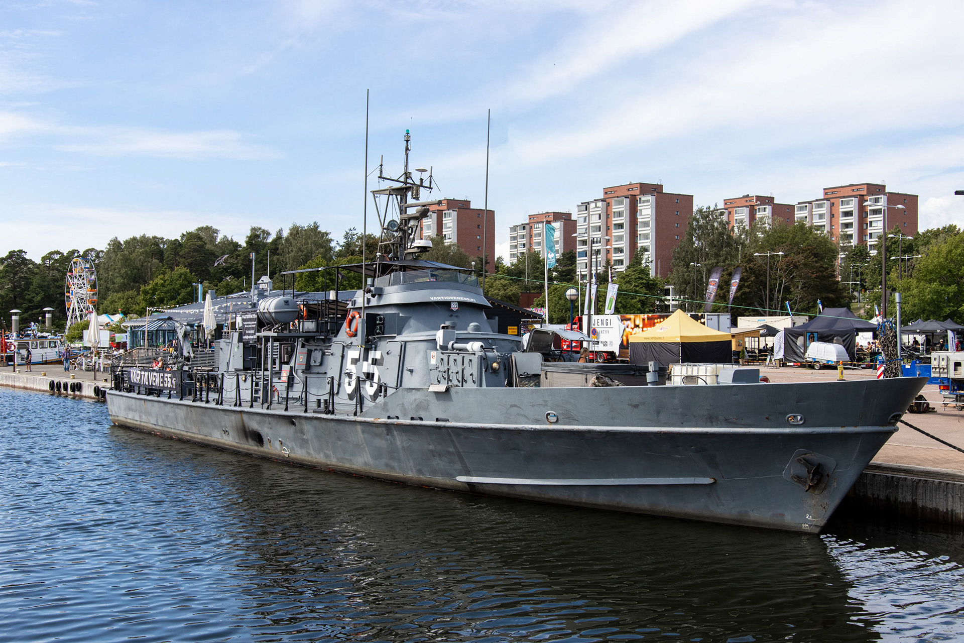 Vartiovene 55 Sapokan rannassa. 1959 valmistunut Vartiovene on Suomen merivoimien entinen sotalaiva, joka toimii nykyisin lukususelämyksiä tarjoavana risteilyaluksena.