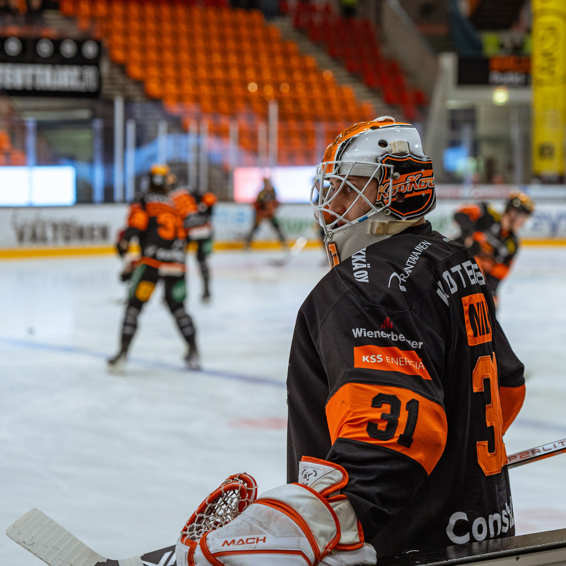 Maalivahti Nick Malik lämmittelyn aikana.