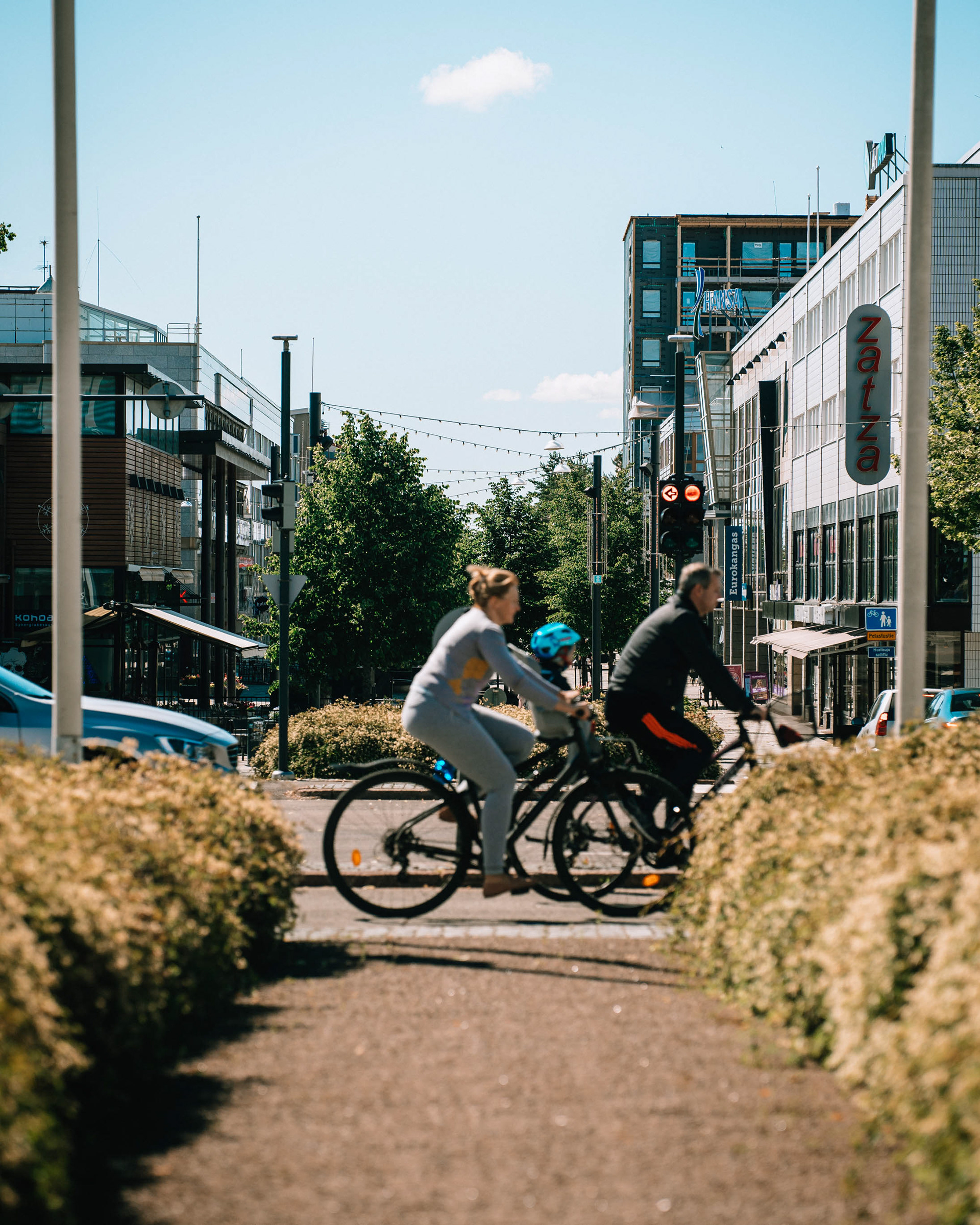 Kymen lukon risteys, taustalla kävelykatu Manski