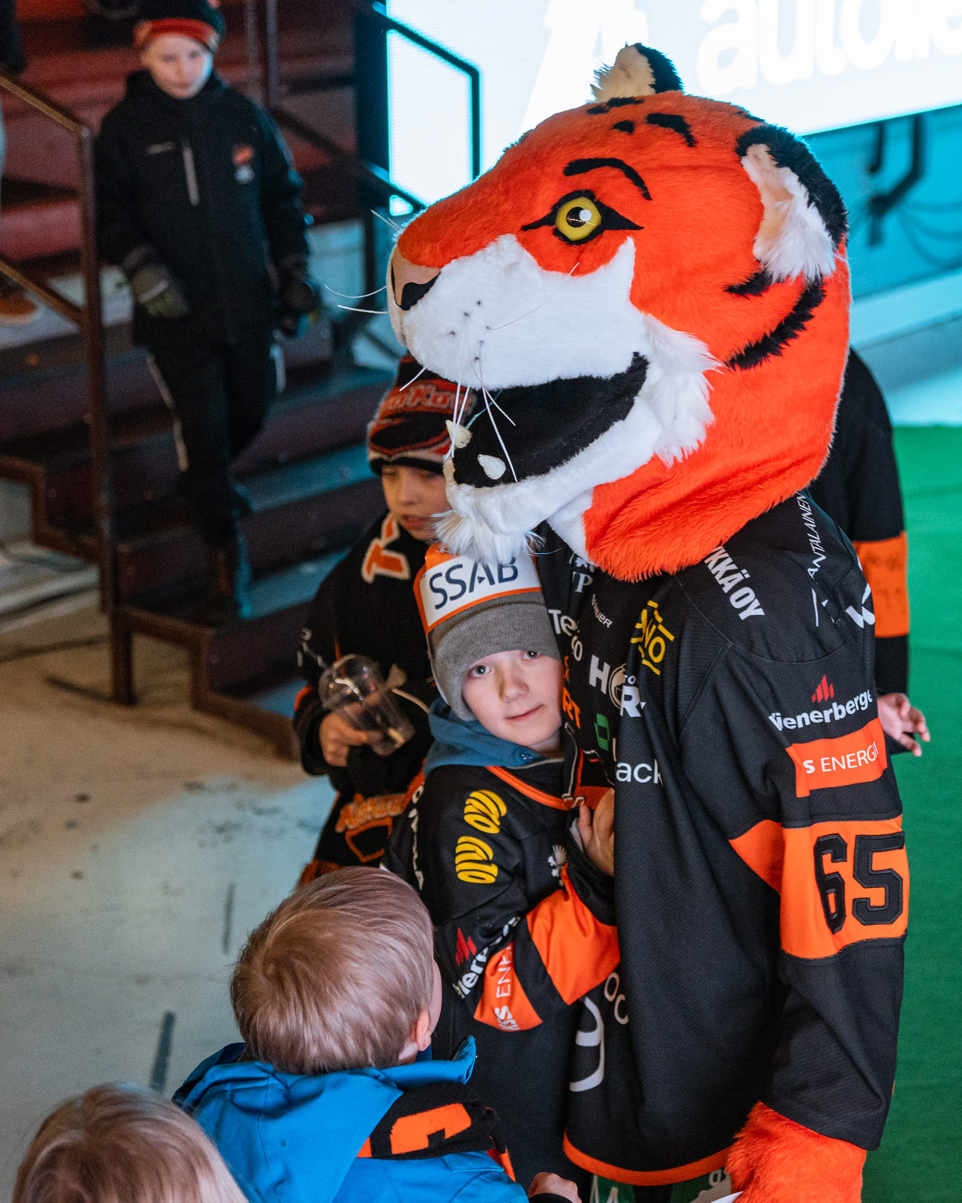 Topi Tiikeri tervehtimässä KooKoon nuorimpia kannattajia.