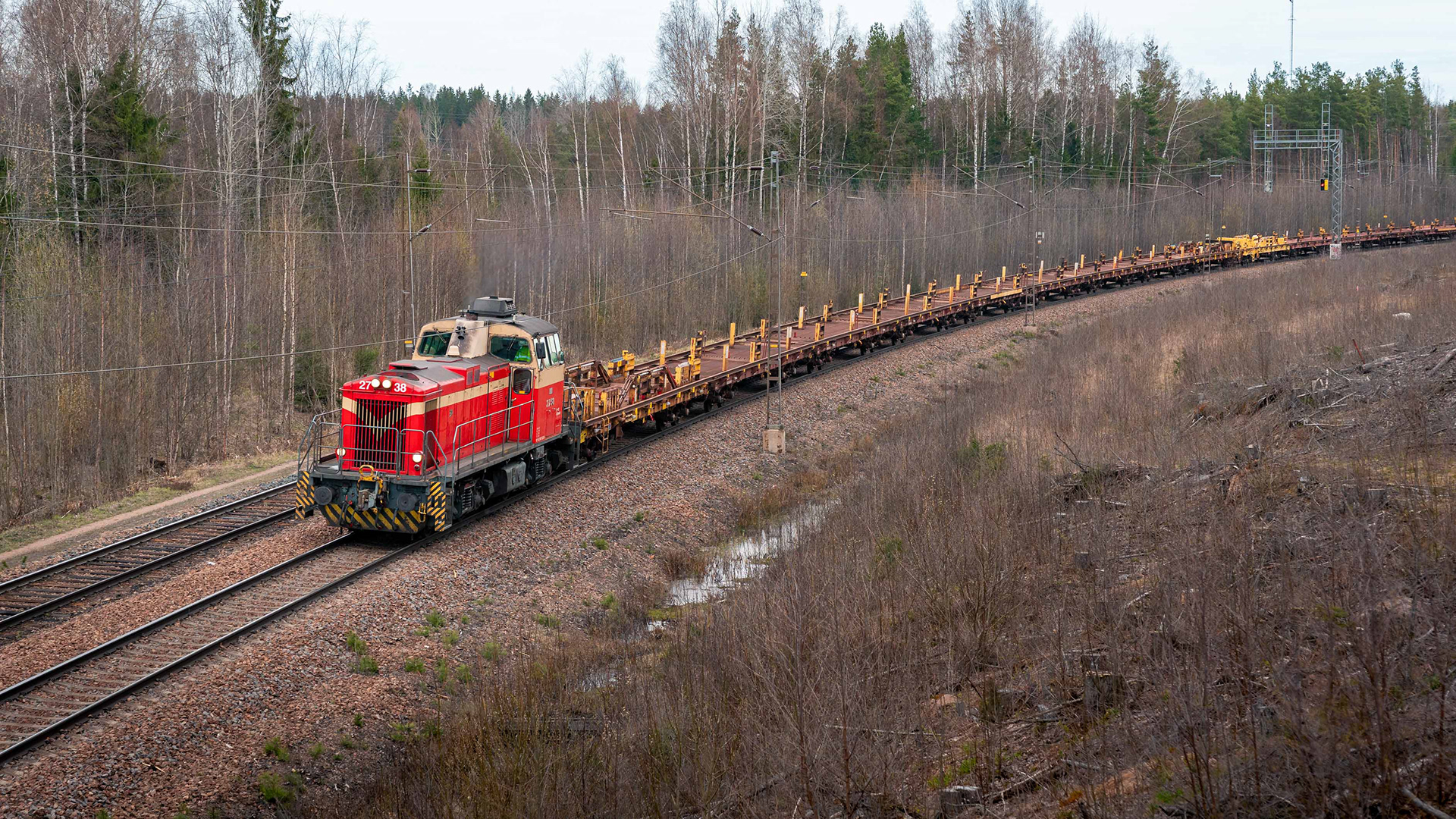 DV12-dieselveturi siirtämässä tyhjiä kiskonkuljetusvaunuja Vuohijärveltä Kouvolan ratapihalle. (28.4.2025)
