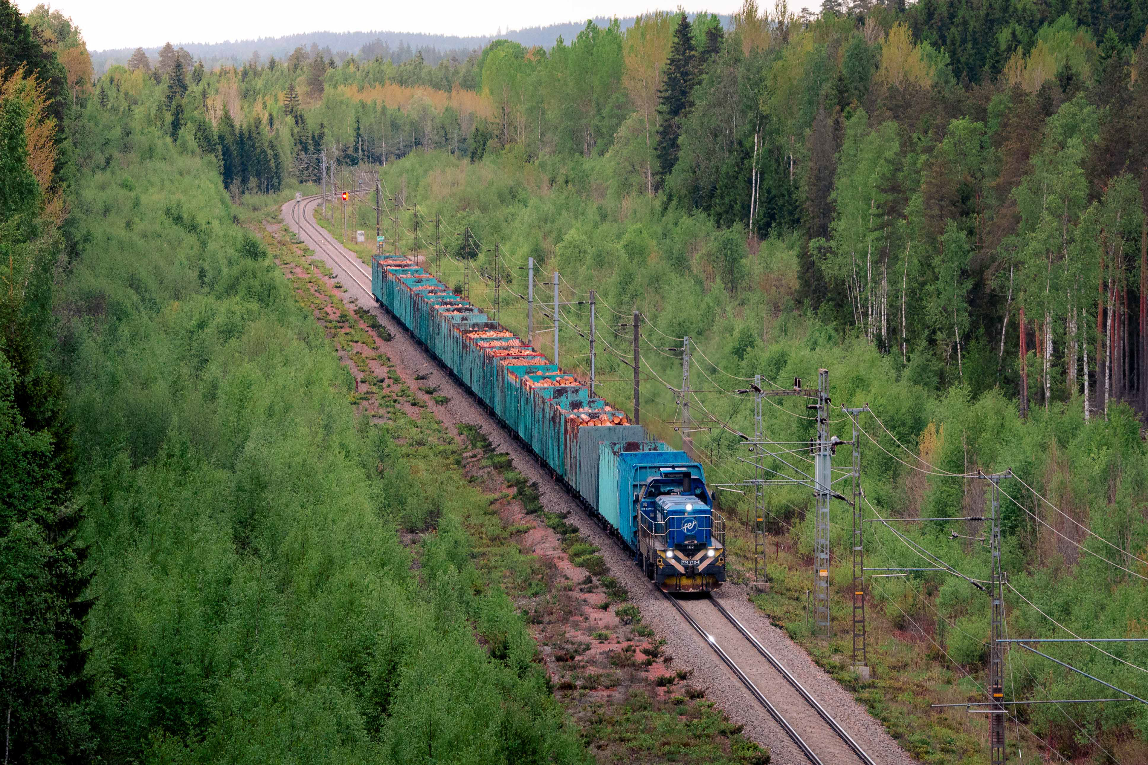 Fenniarailin Dr18 -dieselveturi vetämässä tukkivaunuja Jämsänkoskelta Kouvolan lajitteluun. Kuva Savon radalta. (24.5.2026)