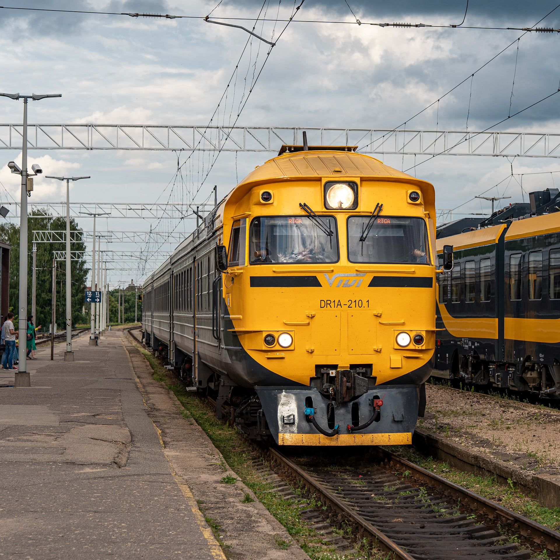 Latvialainen DR1A-dieselmoottorijuna Riian päärautatieasemalla (2.7.2024)