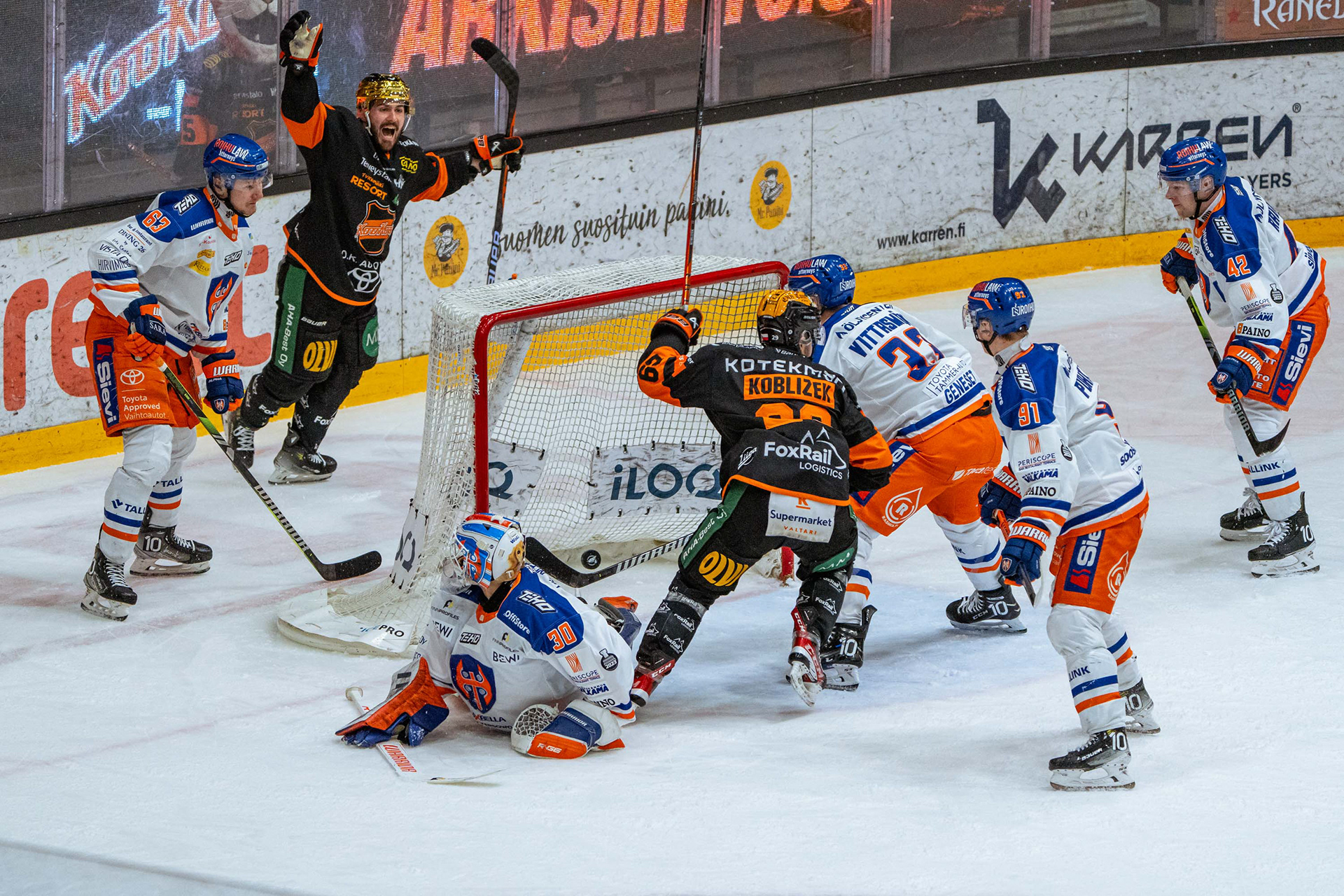 Kiekko on maalissa ja Koblizek ja Tardif tuulettavat KooKoon toista, tasoittavaa maalia. Pelitilanne nyt tasan 2 - 2