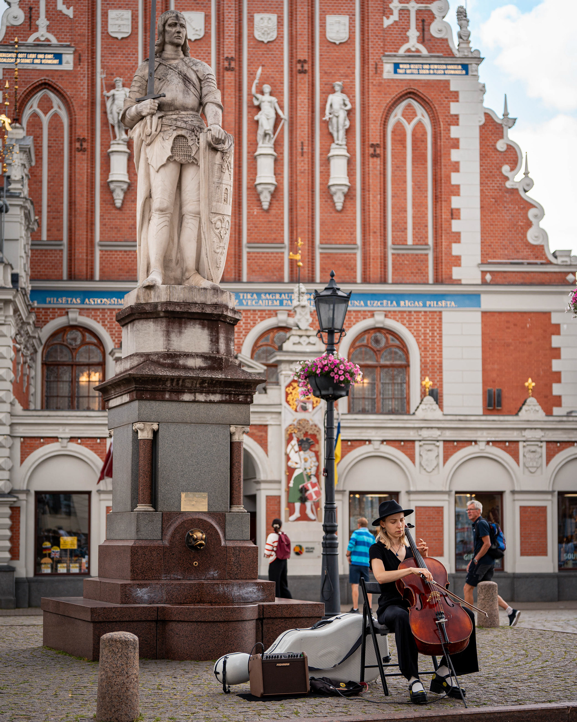 Mustapäiden talon aukio