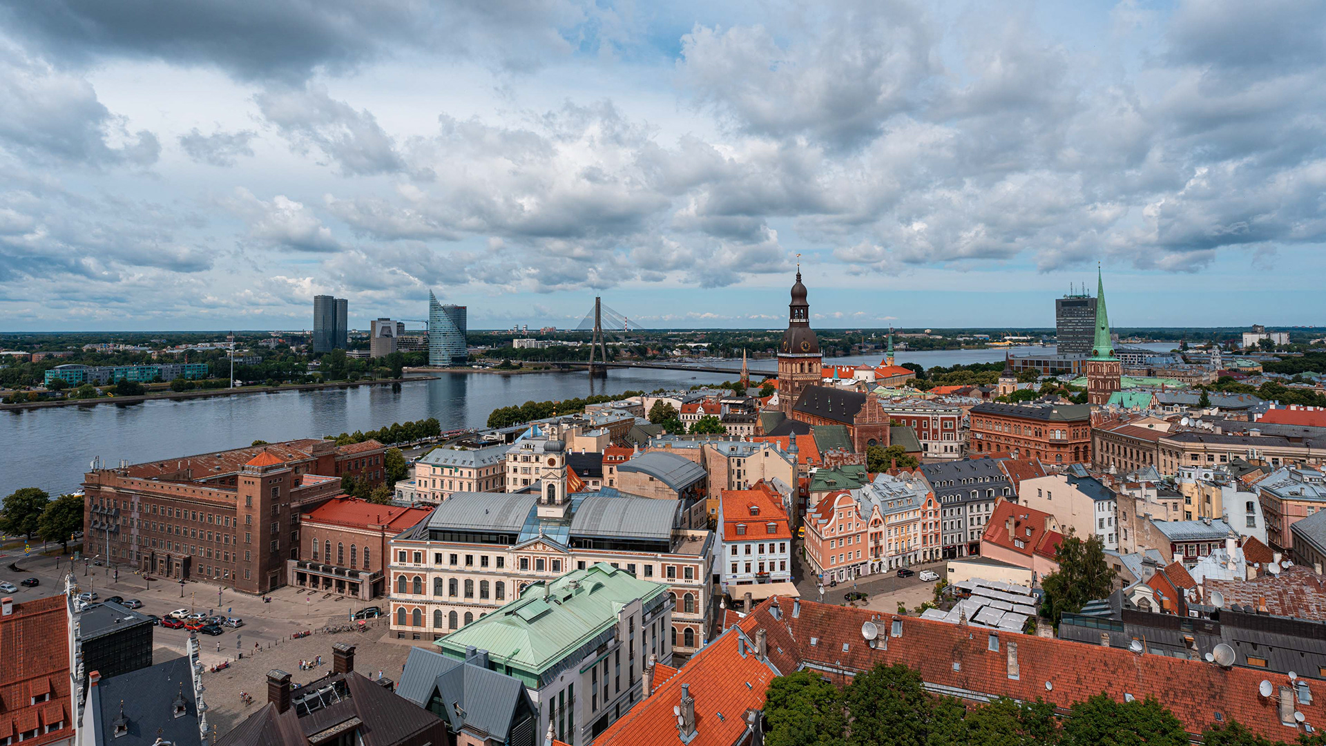 Riikan vanhaa kaupunkia ja Väinäjoki