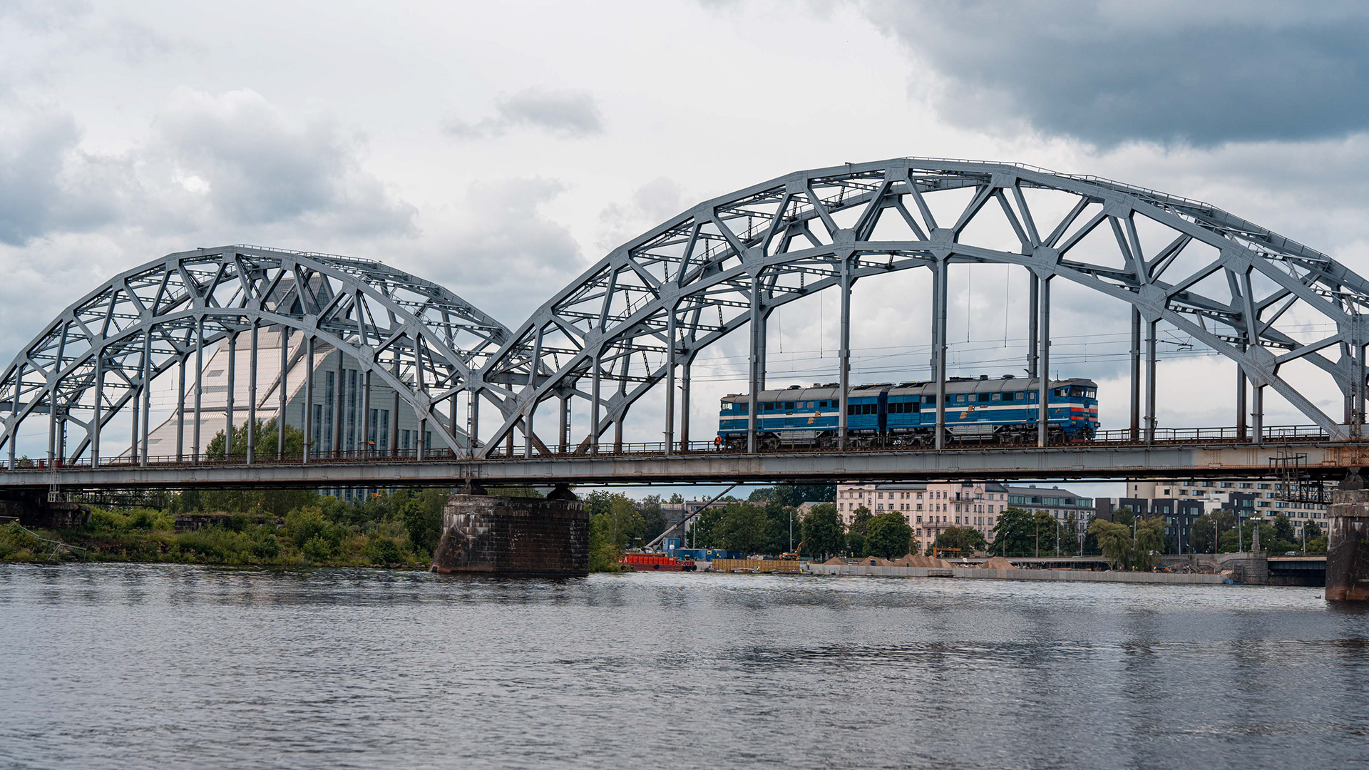 Latvialainen 2TE116-tupladieselveturi ylittämässä Väinäjokea Riian rautatiesillalla (2.7.2024)