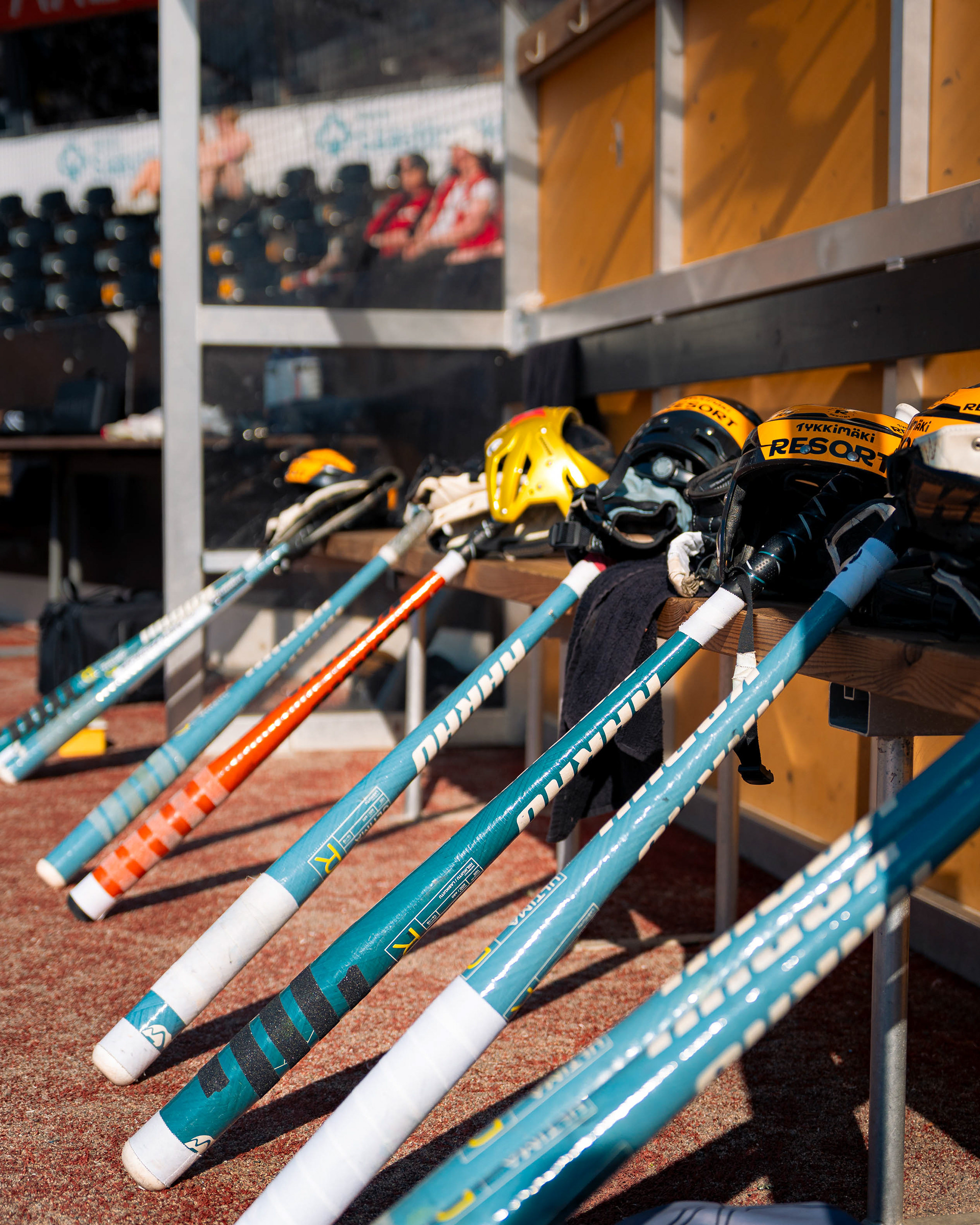 KPL:n pelaajien mailat ja kypärät valmiina ottelun alkuun.