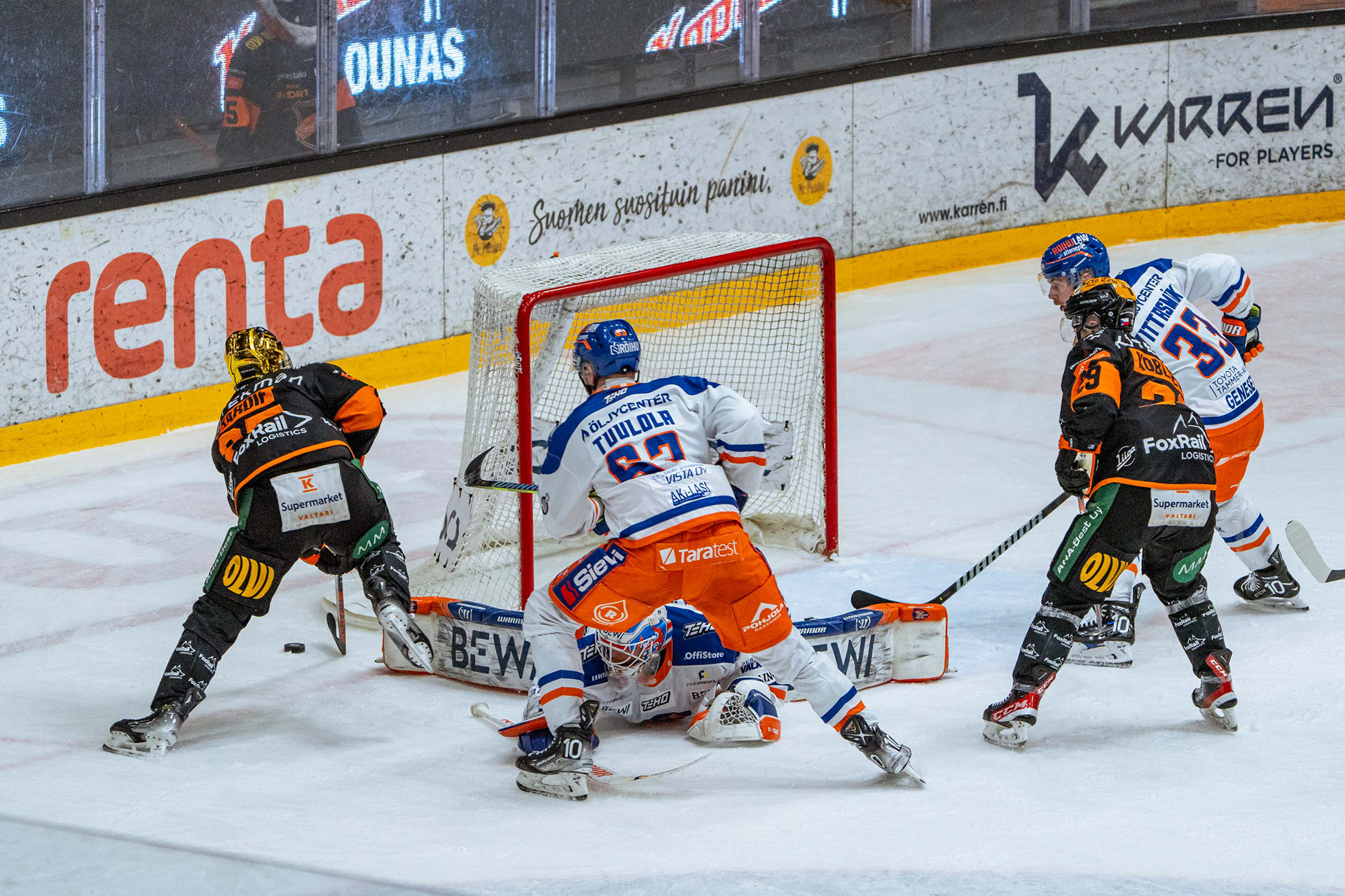 KooKoon kultakypärä Ben Tardif onnistuu harhauttamaan Tapparan maalivahti Christian Heljangon