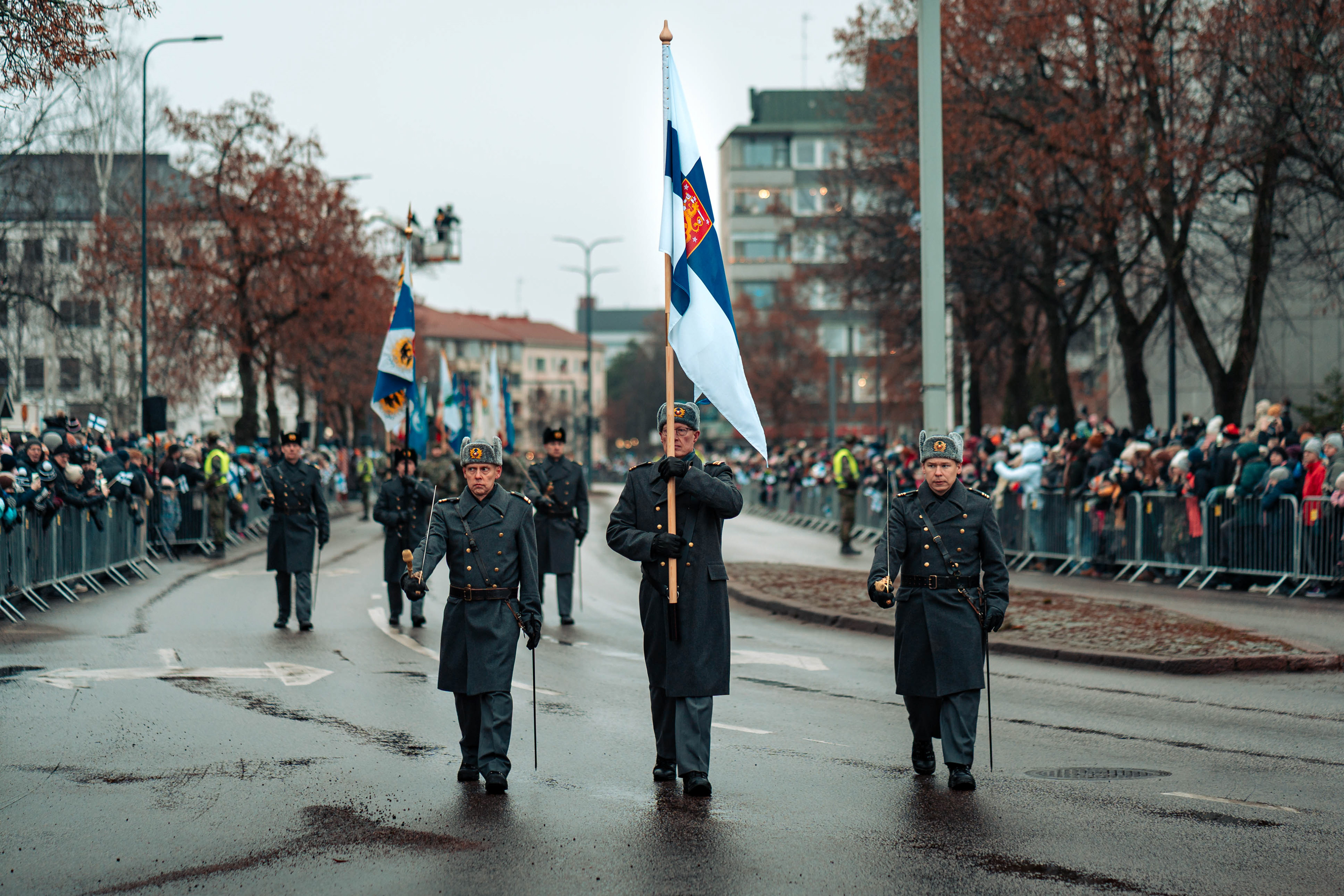 Kielekkeellinen valtionlippu ohimarssin etupäässä.