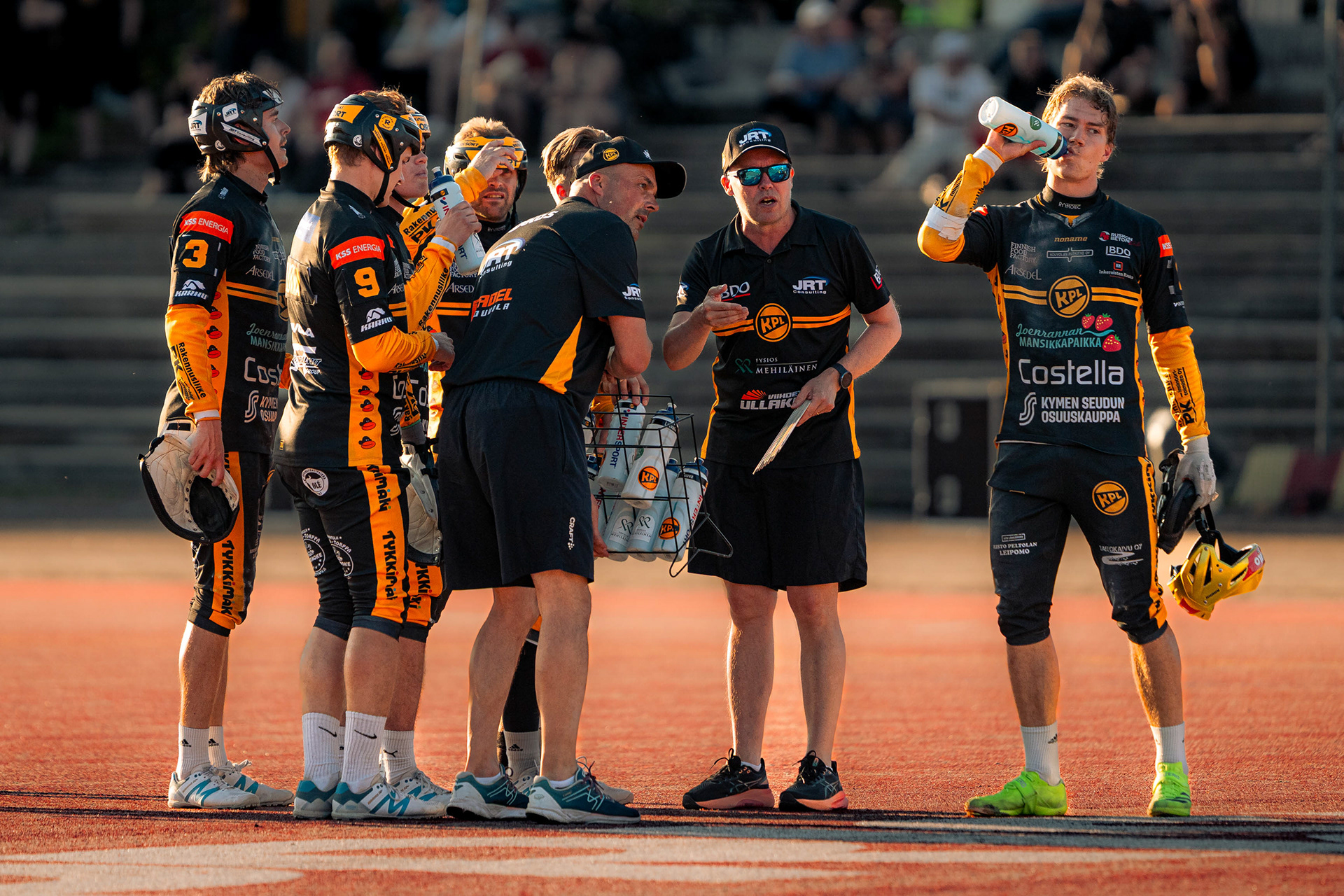 Koplan huolto ja pelaajat Manse PP:n aikalisän aikana.