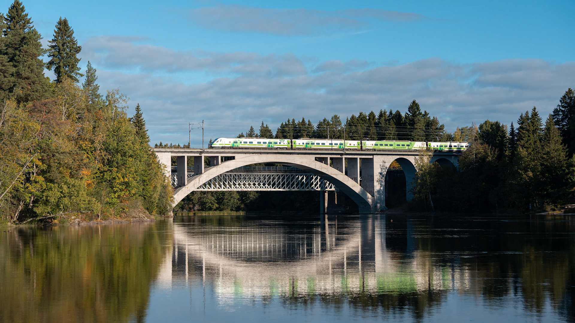 Sm3-pendoliinojuna Imatralta Helsinkiin ylittämässä Kymijokea Korian rautatiesillalla (22.9.2024)