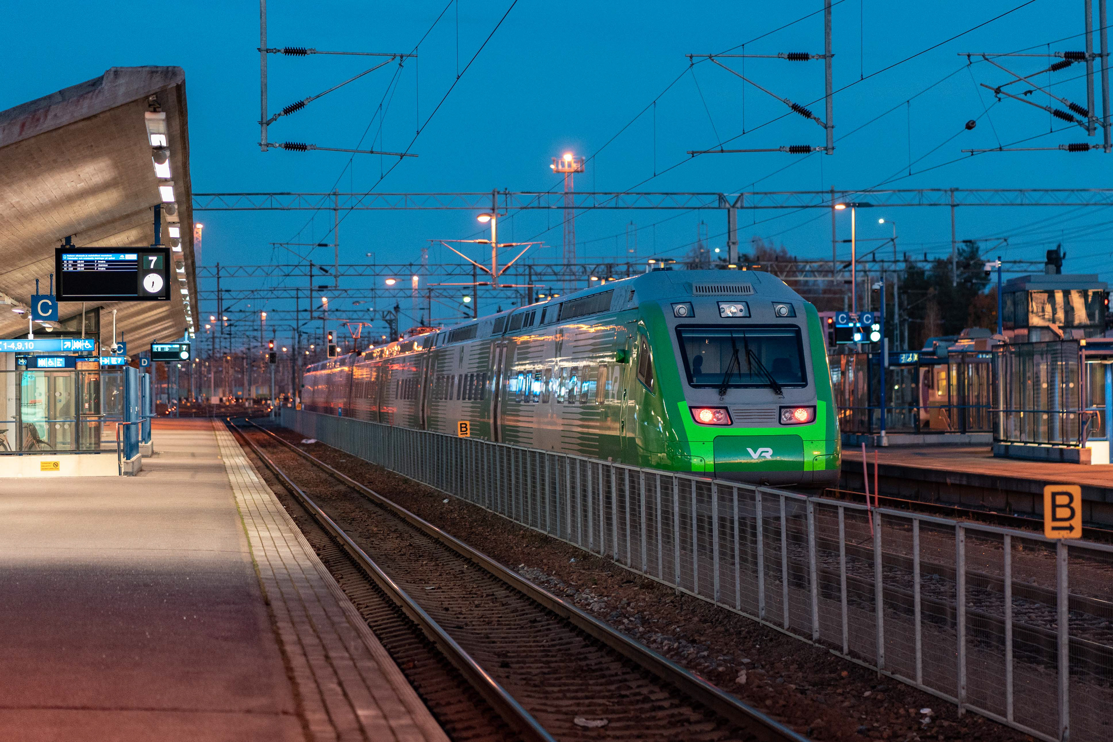 Sm6 (entinen Allegro-juna) uudessa värityksessä pysähdyksissä Kouvolan asemalla testiajon aikana. (17.10.2025)