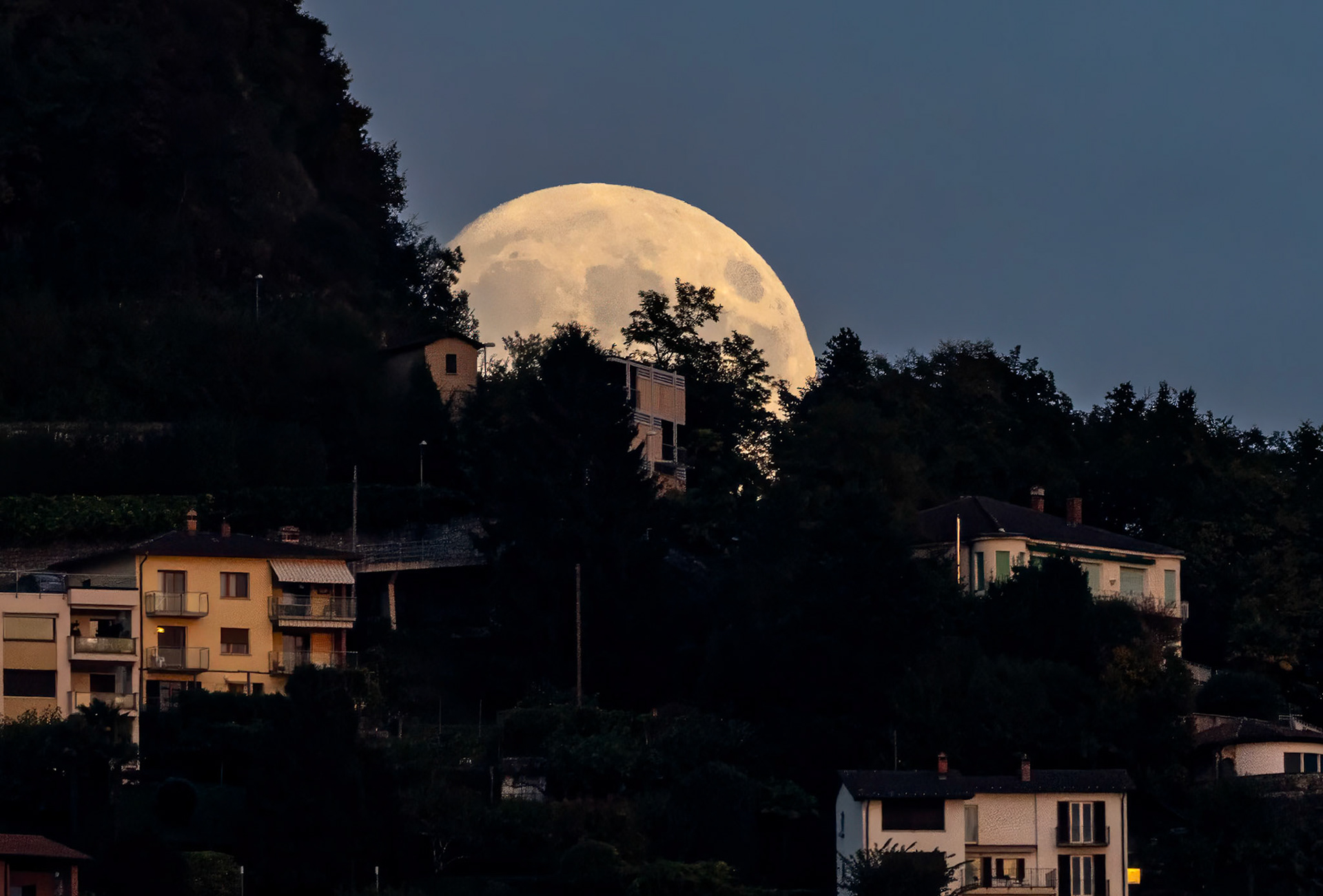 6;25 PM  rise 5:46  pm Set 6:00 am