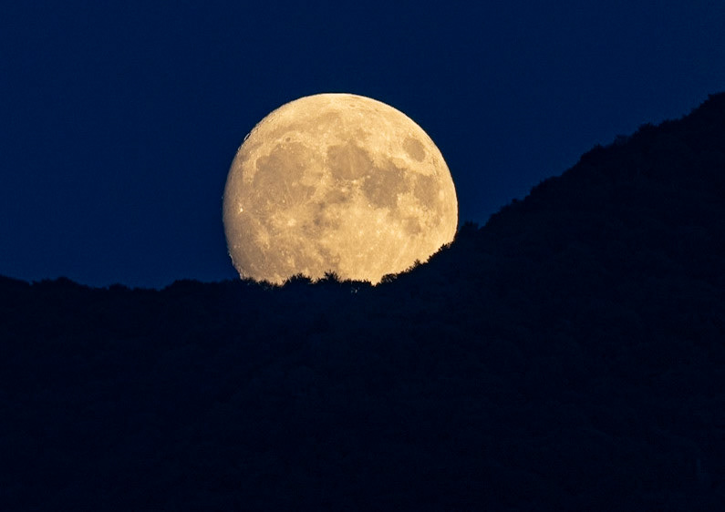 ore 19:30 Rise 16:   ;; set midnight