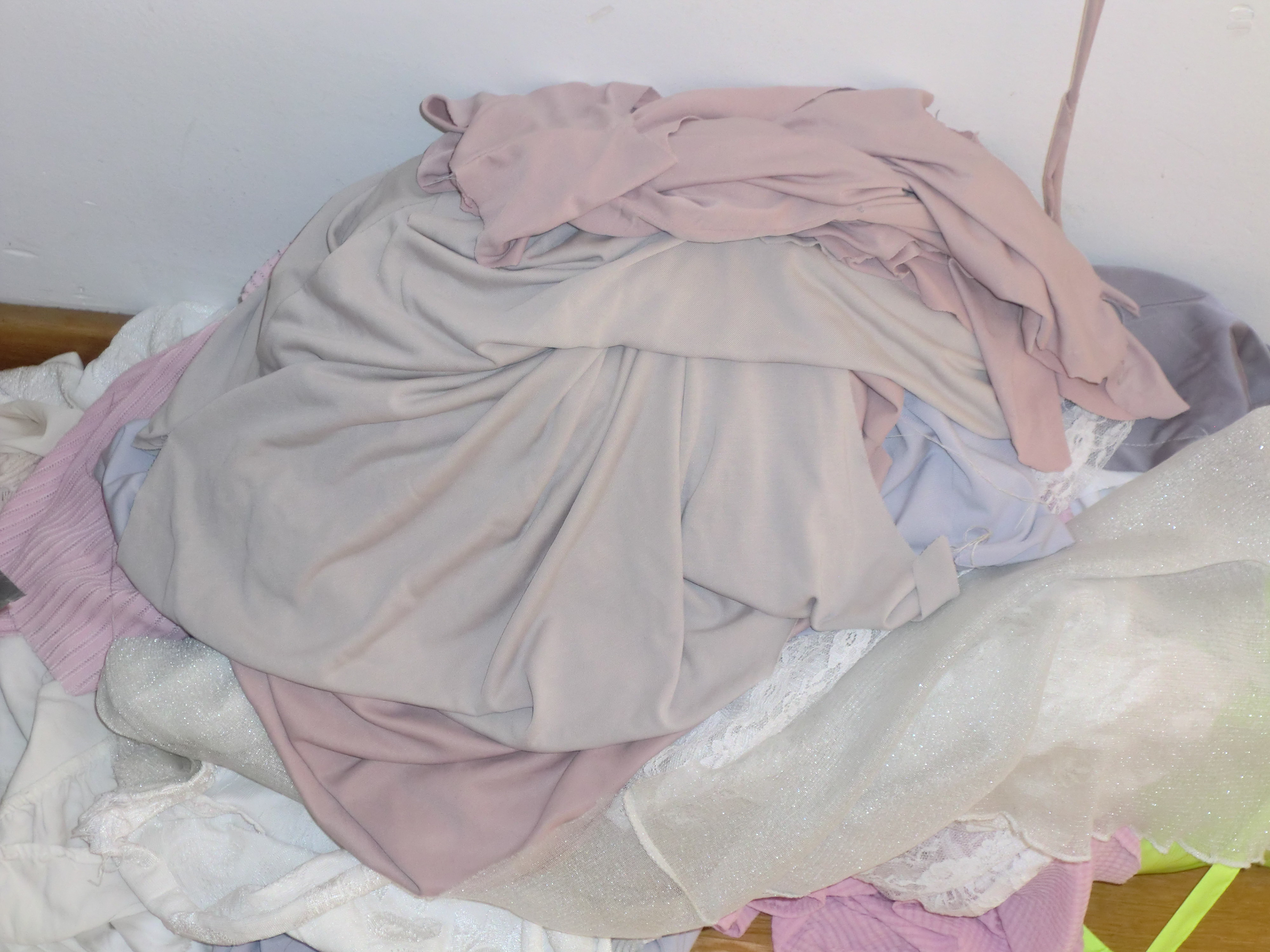 una montaña de vestidos